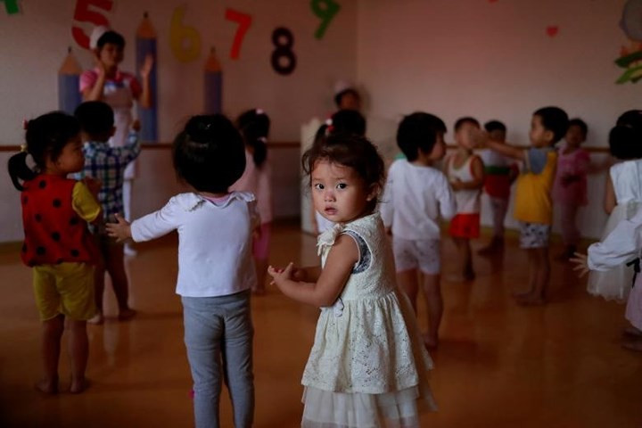 Các em bé là con của công nhân nhà máy tơ lụa.