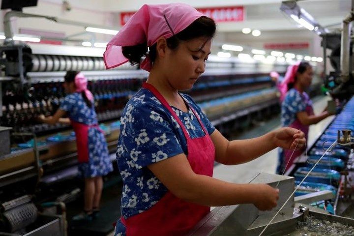 Cận cảnh công nhân Triều Tiên trong nhà máy.