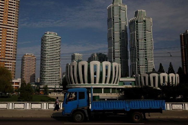 Một chiếc xe tải đi qua các tòa nhà cao tầng trước dịp diễn ra lễ kỷ niệm 70 năm Quốc khánh nước Cộng hòa Dân chủ Nhân dân (CHDCND) Triều Tiên.