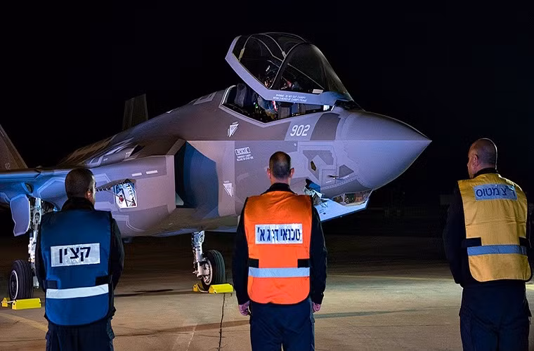Chính điều này đã khiến truyền thông Israel đưa ra khả năng F-35I của nước này sẽ một lần nữa đóng vai người hùng tại Syria, khi đi đầu trong việc ngăn chặn mối đe dọa từ tên lửa S-300 khi chúng được triển khai tại Damascus hay bất cứ vị trí chiến lược nào đó trên đất Syria. Nguồn ảnh: Hartford Courant.