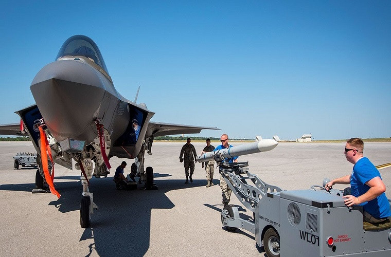 Tuy nhiên, cũng có những rủi ro nhất định khi Israel tung F-35I ra tiêu diệt S-300 Syria, bởi các tổ hợp S-300 mà Syria sắp được trang bị đang nằm trong biên chế của Quân đội Nga và sở hữu cấu hình gần như mạnh nhất, chứ không phải là các biến thể S-300 xuất khẩu như Israel từng biết. Do đó sức mạnh của các tổ hợp S-300 này rất khó đoán định. Và sẽ là thảm họa nếu như F-35I bị S-300 bắn hạ khi chưa kịp thực hiện ý đồ của mình. Nguồn ảnh: Flickr.