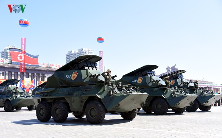 Mặc dù tới thời điểm hiện tại Triều Tiên vẫn chưa công bố các thông số kỹ thuật cụ thể của tổ hợp tên lửa chống tăng tự hành trên, nhưng ta vẫn có thể ước đoán được loại tên lửa này sẽ có tầm bắn xấp xỉ hơn 8.000m và trang bị đầu dẫn đường đa kênh. Nguồn ảnh: VOV.