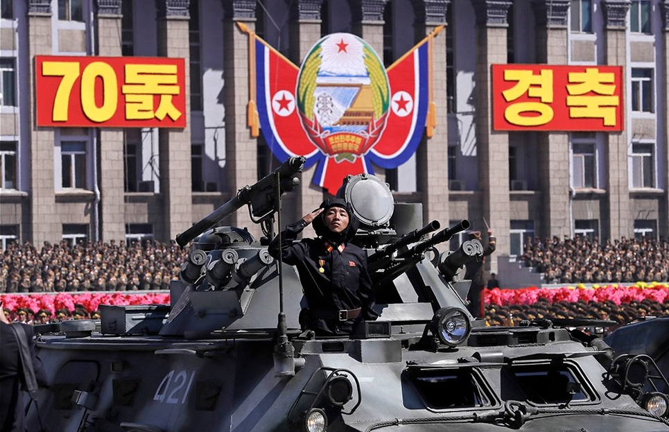 Về thiết kế tổng thể M2012 vẫn giữa các thiết kế đặc trưng của dòng xe thiết giáp BTR đi kèm một số cải tiến, như cửa xe được làm rộng hơn, xe được trang bị thiết bị phòng vệ sinh hóa, thiết bị quan sát ngày đêm, hệ thống vũ khí mạnh mẽ hơn. Nguồn ảnh: KCNA.