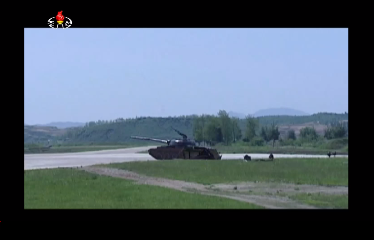 Do đó rất có thể, Triều Tiên đã có được công nghệ chế tạo loại tên lửa trên từ một quốc gia khác mà ở đây không ai khác chính là Trung Quốc, khi từ lâu Trung Quốc đã sở hữu các dòng tên lửa dẫn đường như vậy với những cái tên như HJ-8, HJ-10 (xuất hiện từ đầu những năm 1990). Nguồn ảnh: KCNA.