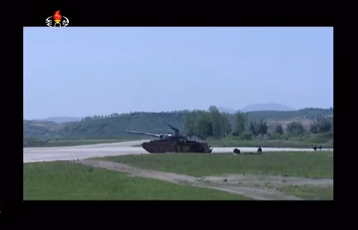 Do đó rất có thể, Triều Tiên đã có được công nghệ chế tạo loại tên lửa trên từ một quốc gia khác mà ở đây không ai khác chính là Trung Quốc, khi từ lâu Trung Quốc đã sở hữu các dòng tên lửa dẫn đường như vậy với những cái tên như HJ-8, HJ-10 (xuất hiện từ đầu những năm 1990). Nguồn ảnh: KCNA.