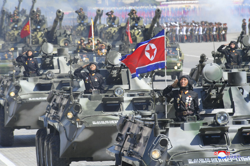 Về xe bọc thép khung gầm của tổ hợp tên lửa trên, Triều Tiên sử dụng xe thiết giáp chở quân M2012 do Triều Tiên chế tạo dựa trên xe bọc thép chở quân BTR-80 của Liên Xô, tuy nhiên M2012 sử dụng khung gầm bánh lốp 6x6 thay vì 8x8. Nguồn ảnh: KCNA.