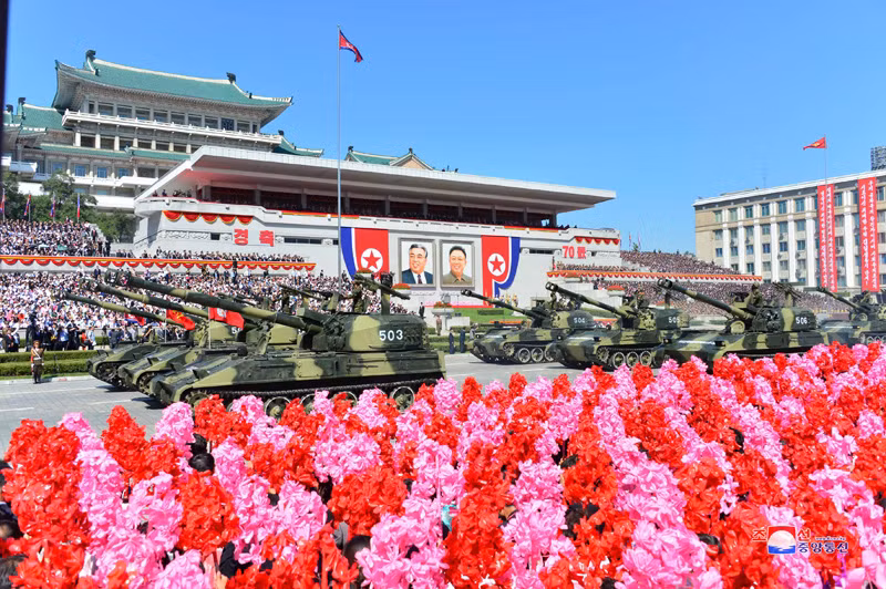 Dù trong lễ duyệt binh mừng 70 năm Quốc khánh Triều Tiên hôm 9/9 vừa qua không có sự xuất hiện của các tên lửa đạn đạn, tuy vậy giới quan sát quân sự vẫn chú ý đến các loại vũ khí mới được Quân đội Triều Tiên lần đầu tiên giới thiệu trong dịp này. Và nổi bật nhất trong số đó có các tổ hợp tên lửa chống tăng tự hành mà theo giới thiệu là do Triều Tiên tự phát triển. Nguồn ảnh: KCNA.