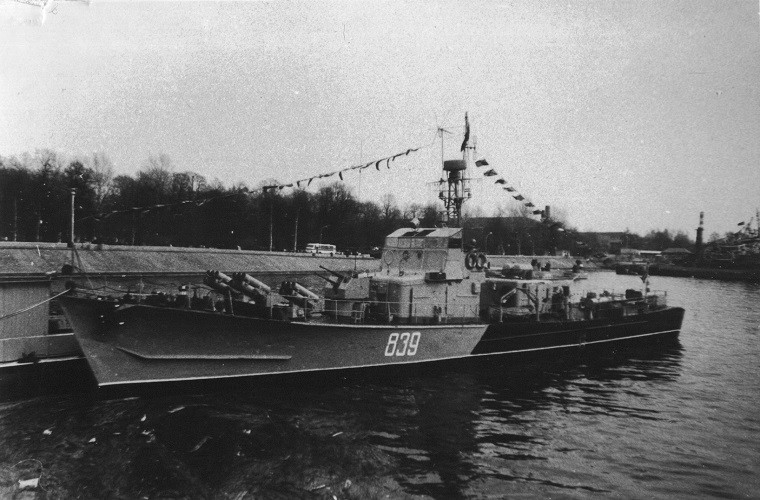 Thông số kỹ thuật cơ bản của tàu chống ngầm Project 201 gồm: lượng giãn nước tiêu chuẩn 170 tấn và lên tới 215 tấn khi mang đầy tải; chiều dài 42 m; chiều rộng 6 m; mớn nước 1,8 m; thủy thủ đoàn 30 người. Nguồn ảnh: airbase.ru