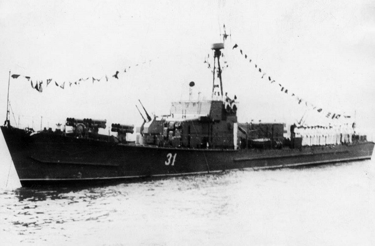 Lớp tàu chống ngầm này được trang bị 3 động cơ diesel với công suất máy lớn nhất 7.500 mã lực, cho tốc độ tối đa 28 hải lý/h, tầm hoạt động 1.100 hải lý khi chạy ở vận tốc tối ưu kinh tế 13 hải lý/h. Nguồn ảnh: Tsushima.su