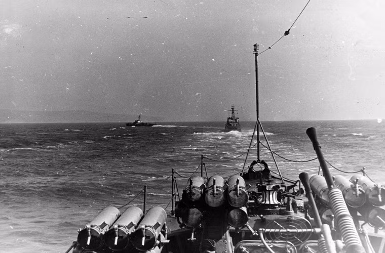 Còn về vũ khí chiến đấu, Project 201 được tích hợp 2 hải pháo nòng đôi 2M-3 cỡ 25 mm bố trí trước - sau, 4 bệ phóng rocket chống ngầm RBU-1200, ngoài ra còn có giá để thả thủy lôi và bom chìm. Nguồn ảnh: Tsushima.su