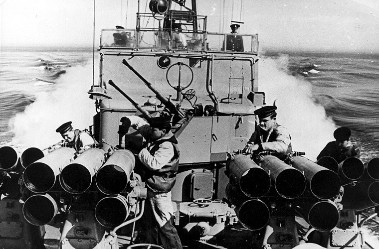 Cận cảnh bốn tổ hợp rocket RBU-1200 của tàu Project 201 được bố trí phía trước ngay sau đó là hải pháo 2M-3 dành cho nhiệm vụ phòng không và cả chống tàu. Nguồn ảnh: Tsushima.su