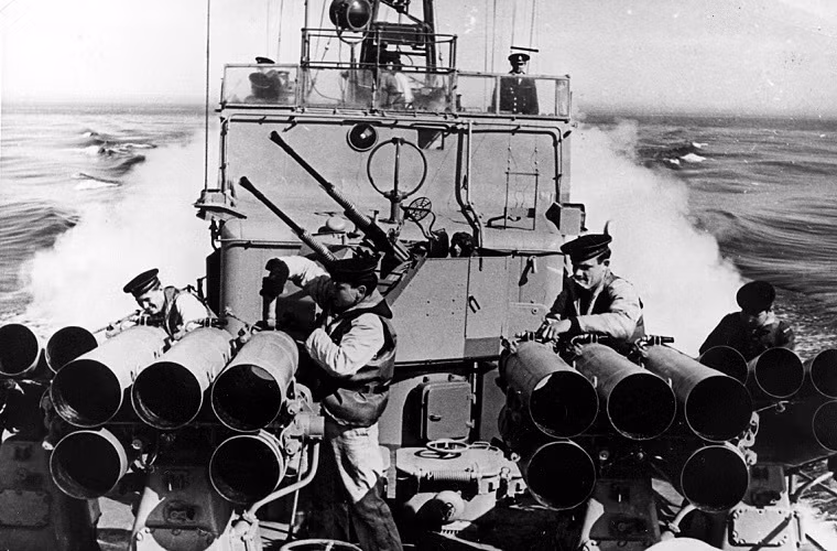 Cận cảnh bốn tổ hợp rocket RBU-1200 của tàu Project 201 được bố trí phía trước ngay sau đó là hải pháo 2M-3 dành cho nhiệm vụ phòng không và cả chống tàu. Nguồn ảnh: Tsushima.su