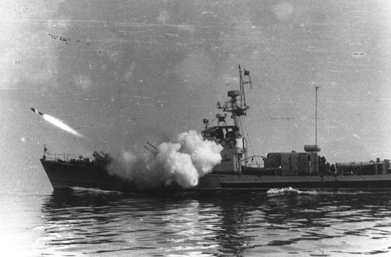 Mỗi tổ hợp RBU-1200 được trang bị năm ống phóng, mang theo các đạn rocket chống ngầm RGB-12 nặng 73kg; dài 1.380mm; cỡ nòng 253mm. Do sử dụng cỡ nòng lớn nên tốc độ bắn của RBU-1200 khá chậm vào khoảng 2.5 phút mỗi phát và việc nạp đạn được thực hiện hoàn toàn thủ công. Nguồn ảnh: airbase.ru