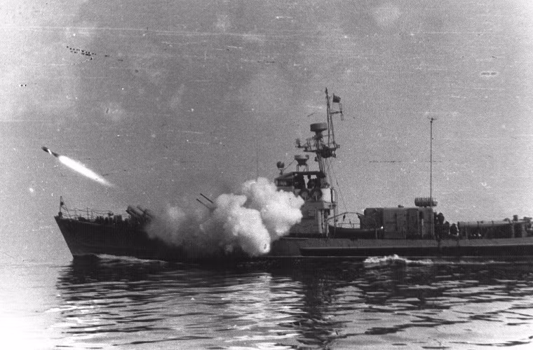 Mỗi tổ hợp RBU-1200 được trang bị năm ống phóng, mang theo các đạn rocket chống ngầm RGB-12 nặng 73kg; dài 1.380mm; cỡ nòng 253mm. Do sử dụng cỡ nòng lớn nên tốc độ bắn của RBU-1200 khá chậm vào khoảng 2.5 phút mỗi phát và việc nạp đạn được thực hiện hoàn toàn thủ công. Nguồn ảnh: airbase.ru