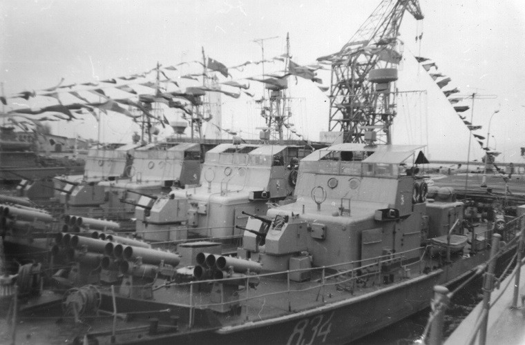 Tầm bắn hiệu quả của RBU-1200 với đạn RGB-12 là hơn 1.200 mét và được trang bị đầu đạn nổ cực mạnh nặng 32kg, tốc độ lặn của đạn RBU-1200 khi xuống nước vào khoảng 6,2m/s và có thể hoạt động ở độ sâu lên đến 300 mét với phạm vi kích nổ gây sát thương dưới nước là 6 mét. Nguồn ảnh: airbase.ru