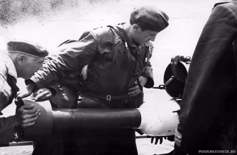 Tổ hợp rocket RBU-1200 là một trong năm tổ hợp rocket chống ngầm được Liên Xô phát triển dành riêng cho lực lượng hải quân, trong đó RBU-1200 gần như là tổ hợp có cỡ nòng lớn nhất lên đến 253mm, chính vì vậy mà nó còn có biệt danh “bão”. Nguồn ảnh: Pogranichnik.ru