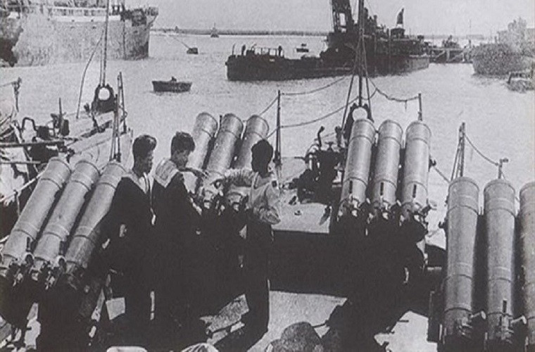 Theo đó, trong giai đoạn kháng chiến chống Mỹ, Liên Xô đã viện trợ cho Hải quân Nhân dân Việt Nam tổng cộng 8 tàu chống ngầm thuộc Project 201, tại Việt Nam các tàu này được gọi đơn giản là tàu chống ngầm 200 tấn, chúng phục vụ trong giai đoạn giữa thập niên 1960 đến khoảng thập niên 1980 thì bị loại biên. Cùng với sự ra đi của biên đội tàu Project 201 là các tổ hợp rocket chống ngầm RBU-1200. Nguồn ảnh: Vũ khí Việt Nam