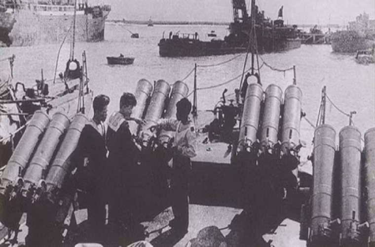 Theo đó, trong giai đoạn kháng chiến chống Mỹ, Liên Xô đã viện trợ cho Hải quân Nhân dân Việt Nam tổng cộng 8 tàu chống ngầm thuộc Project 201, tại Việt Nam các tàu này được gọi đơn giản là tàu chống ngầm 200 tấn, chúng phục vụ trong giai đoạn giữa thập niên 1960 đến khoảng thập niên 1980 thì bị loại biên. Cùng với sự ra đi của biên đội tàu Project 201 là các tổ hợp rocket chống ngầm RBU-1200. Nguồn ảnh: Vũ khí Việt Nam