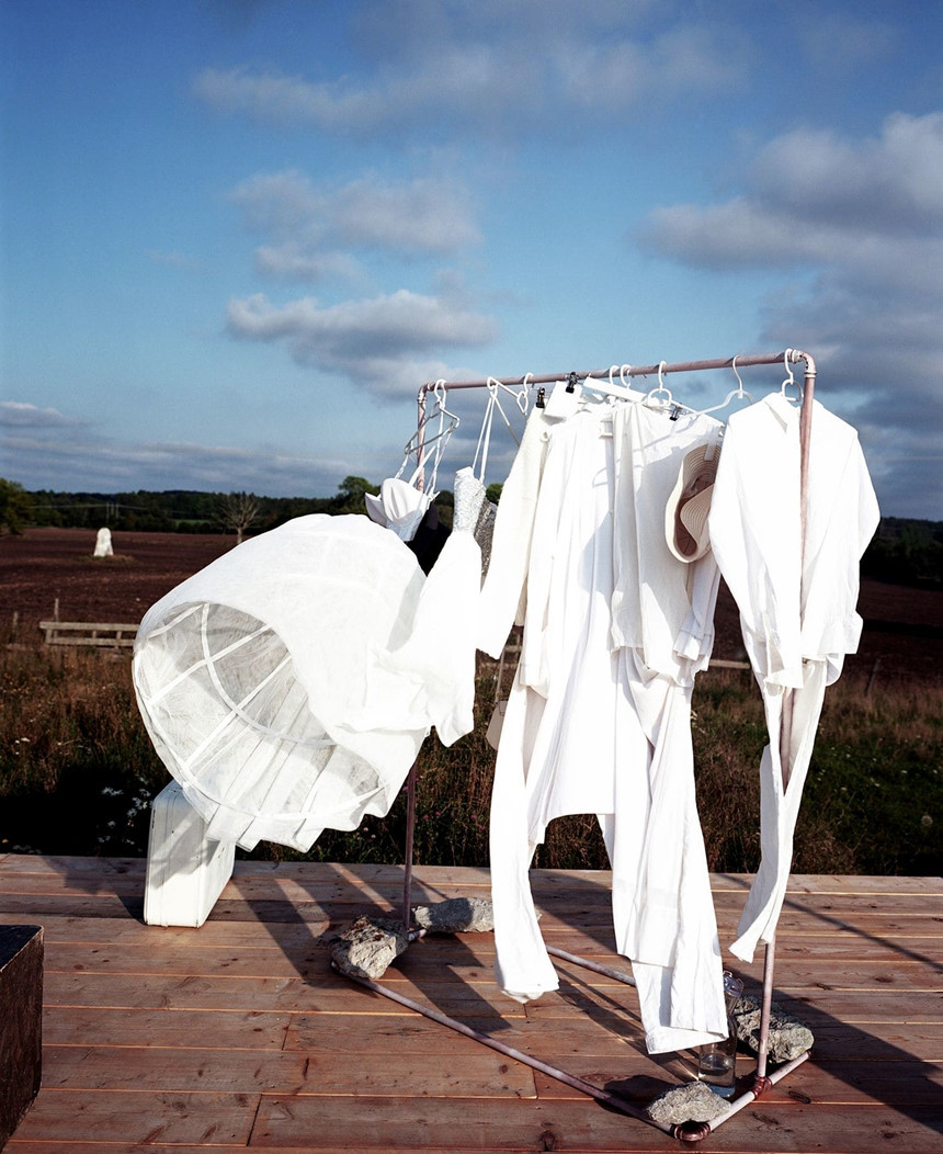 Tuy vậy, cư dân Gotland được cho là không vui trước sự hiện diện của quân đội trên đảo. Trong ảnh là trang phục được treo trên sân khấu trước một buổi biểu diễn kịch tại một "làng sinh thái" gần trường bắn Tofta Skjutfat. Một số nhà hoạt động tại làng này phản đối các hoạt động quân sự xuất hiện trở lại sau hơn 10 năm.