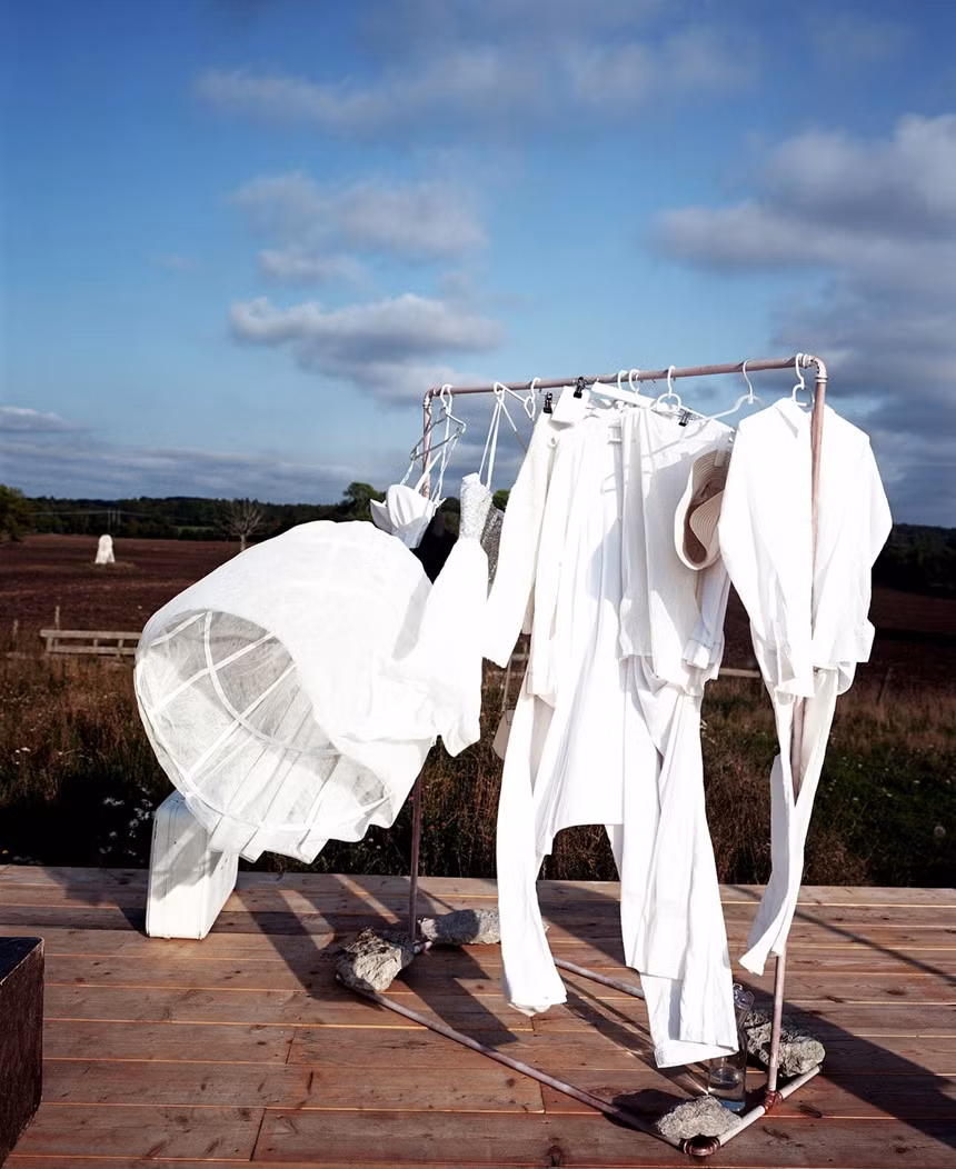 Tuy vậy, cư dân Gotland được cho là không vui trước sự hiện diện của quân đội trên đảo. Trong ảnh là trang phục được treo trên sân khấu trước một buổi biểu diễn kịch tại một "làng sinh thái" gần trường bắn Tofta Skjutfat. Một số nhà hoạt động tại làng này phản đối các hoạt động quân sự xuất hiện trở lại sau hơn 10 năm.