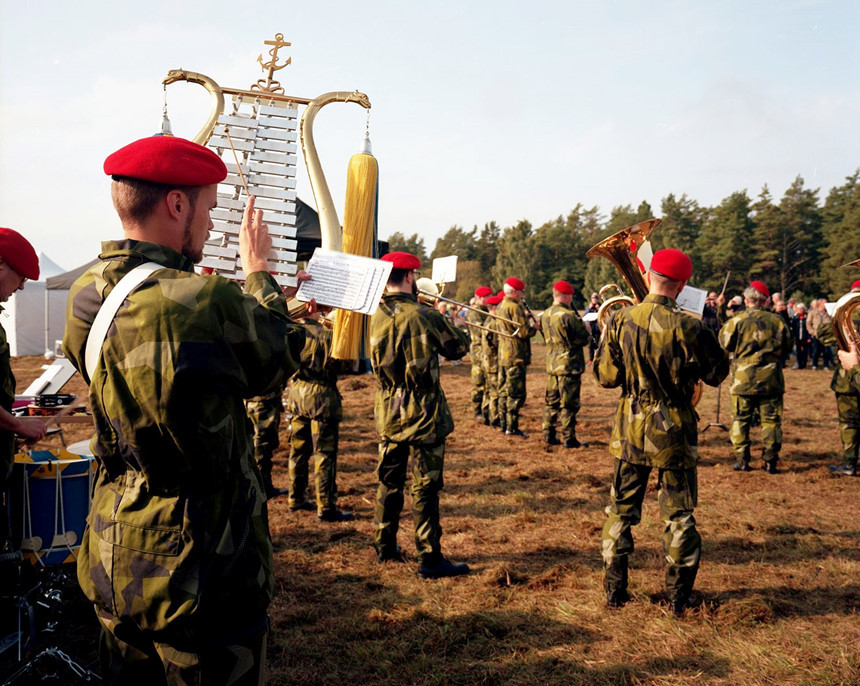 Lần cuối cùng một cuốn sổ tay như vậy được in và phát hành là vào năm 1943, trong Chiến tranh thế giới thứ hai. Đây là nỗ lực nhằm tăng cường phòng thủ giữa lúc Nga được cho là ngày càng hung hăng kể từ vụ sáp nhập Crimea vào năm 2014.