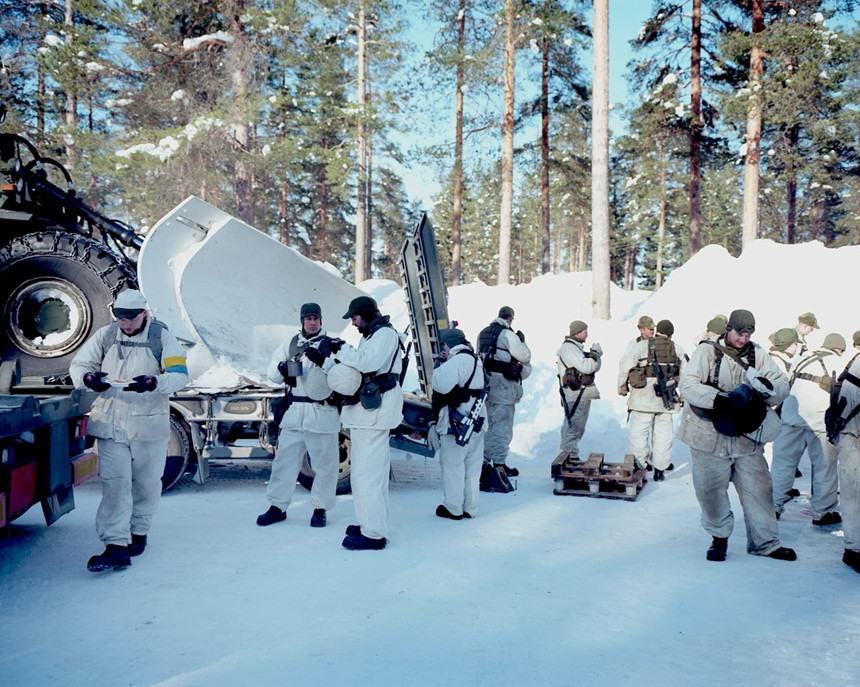 Họ nói họ lo lắng về chất thải được tạo ra trong quá trình tập trận với các lực lượng nước ngoài, nơi có luật về môi trường khác Thụy Điển. Họ cũng cho rằng những cuộc tập trận như "Aurora" có thể tạo ra thay vì ngăn chặn sự gây hấn.