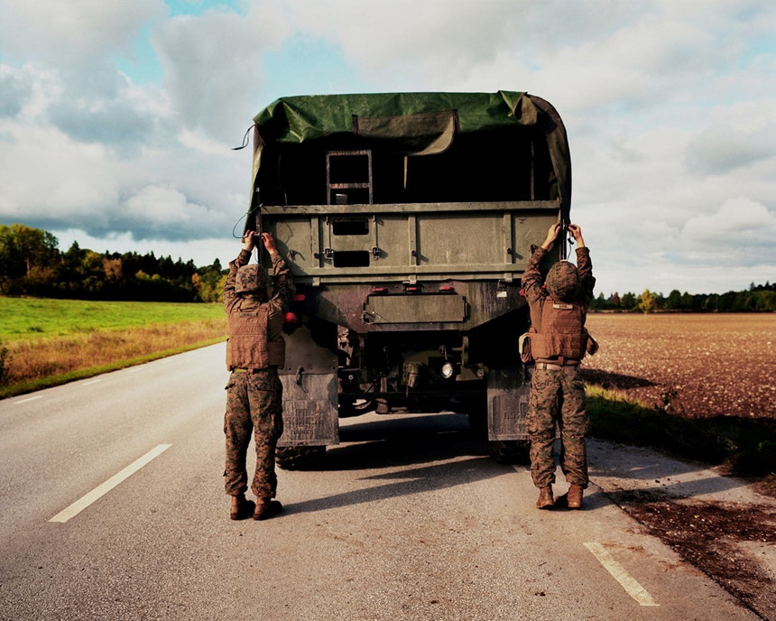 Thụy Điển có lịch sử dài các cuộc chiến tranh với Nga, nhưng chưa bao giờ tỏ ra quan ngại như vậy về một mối đe dọa tiềm tàng kể từ Chiến tranh Lạnh. Tháng 9/2017, Thụy Điển tổ chức cuộc tập trận "Aurora", cuộc tập trận lớn nhất trong 23 năm với sự tham gia của hơn 20.000 binh sĩ từ Đan Mạch, Estonia, Phần Lan, Pháp, Litva, Na Uy và Mỹ. Trong ảnh là binh sĩ Mỹ đến từ North Carolina. Cùng lúc, Nga cũng tiến hành cuộc tập trận thường niên "Zapad" với 13.000 binh sĩ.