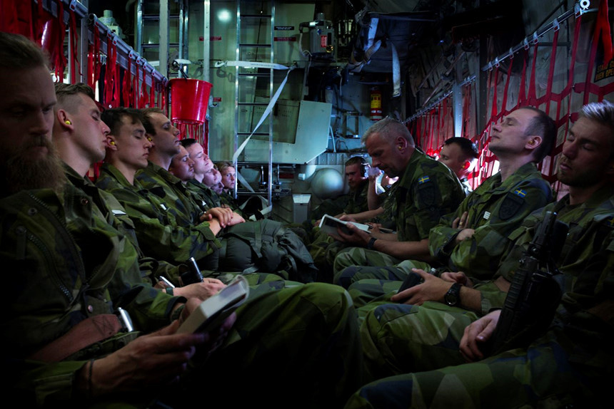 Trong ảnh là các binh sĩ Thụy Điển đang di chuyển từ đảo Gotland về đất liền cho một cuộc tập trận khác mang tên "Vareld".