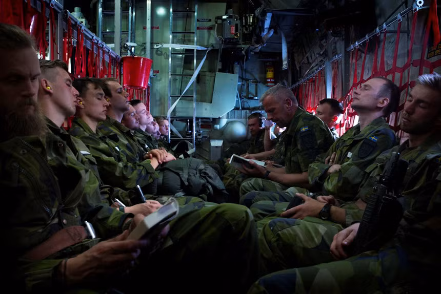 Trong ảnh là các binh sĩ Thụy Điển đang di chuyển từ đảo Gotland về đất liền cho một cuộc tập trận khác mang tên "Vareld".