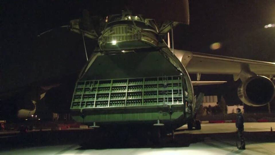 Có một điều cần phải lưu ý là kích thước của các thành phần chiến đấu trong tổ hợp S-300 có phần quá khổ so với IL-76, nên do đó để vận chuyển các thành phần chiến đấu này tới Syria bằng IL-76 đòi hỏi phải tháo nhỏ chúng ra hoặc thực hiện nhiều chuyến bay thay vì chở thẳng bằng An-124 như trước. Nguồn ảnh: Muraselon.