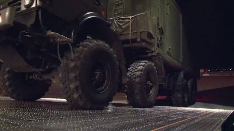 Theo đó các thành phần chiến đấu của S-400 hay S-300 của Nga đang được triển khai tại Syria đều trong tình trạng sẵn sàng chiến đấu khi vừa đặt chân xuống quốc gia này, bởi chúng được vận chuyển bằng An-124. Vậy một tổ hợp S-300 sẽ bao gồm những thành phần chiến đấu nào? Nguồn ảnh: Muraselon.