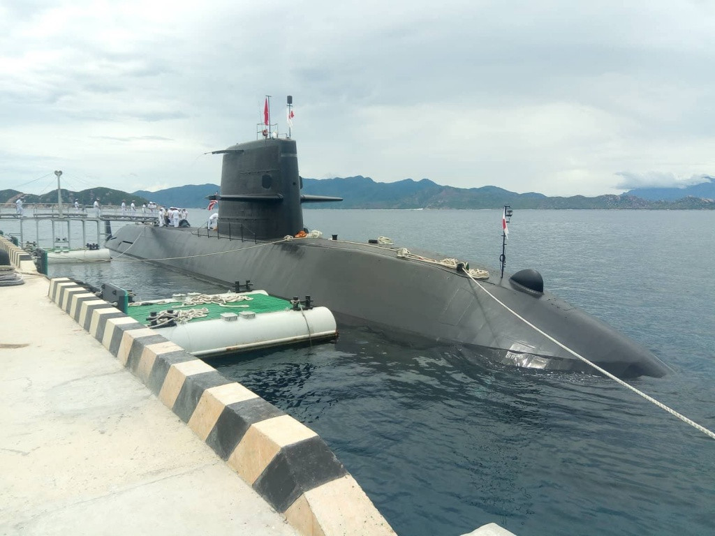 Sáng ngày 17/9, tàu ngầm SS-596 Kuroshio thuộc Lực lượng Phòng vệ Trên biển Nhật Bản đã cập cảng quốc tế Cam Ranh, bắt đầu chuyến thăm hữu nghị bốn ngày tại Việt Nam. Đây cũng là lần đầu tiên một tàu ngầm Nhật Bản thăm Việt Nam, chuyến thăm là một trong những hoạt động thiết thực kỷ niệm 45 năm thiết lập quan hệ ngoại giao Việt Nam - Nhật Bản, triển khai thực hiện thỏa thuận của lãnh đạo cao cấp và Bộ Quốc phòng hai nước. Nguồn ảnh: Khải An.