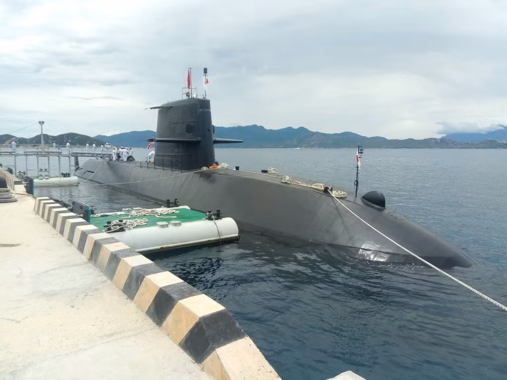 Sáng ngày 17/9, tàu ngầm SS-596 Kuroshio thuộc Lực lượng Phòng vệ Trên biển Nhật Bản đã cập cảng quốc tế Cam Ranh, bắt đầu chuyến thăm hữu nghị bốn ngày tại Việt Nam. Đây cũng là lần đầu tiên một tàu ngầm Nhật Bản thăm Việt Nam, chuyến thăm là một trong những hoạt động thiết thực kỷ niệm 45 năm thiết lập quan hệ ngoại giao Việt Nam - Nhật Bản, triển khai thực hiện thỏa thuận của lãnh đạo cao cấp và Bộ Quốc phòng hai nước. Nguồn ảnh: Khải An.