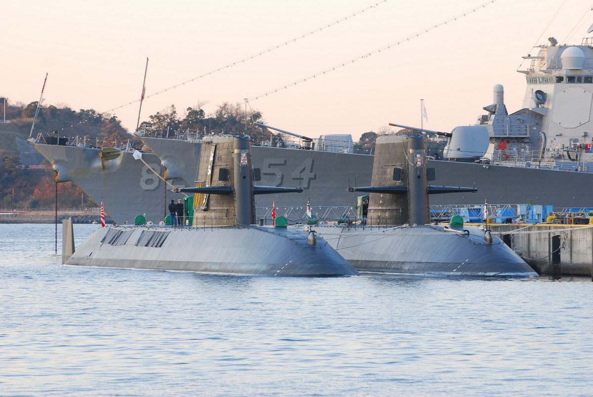 Về hệ thống vũ khí tàu ngầm Oyashio được trang bị 6 ống phóng ngư lôi cỡ 533 mm ở mũi tàu, với cơ số chiến đấu gồm 20 ngư lôi hạng nặng Type-89 và tên lửa chống hạm UGM-84D Harpoon. Các loại vũ khí này của Oyashio có tầm tác chiến từ 50-125km. Nguồn ảnh: JMSDF.