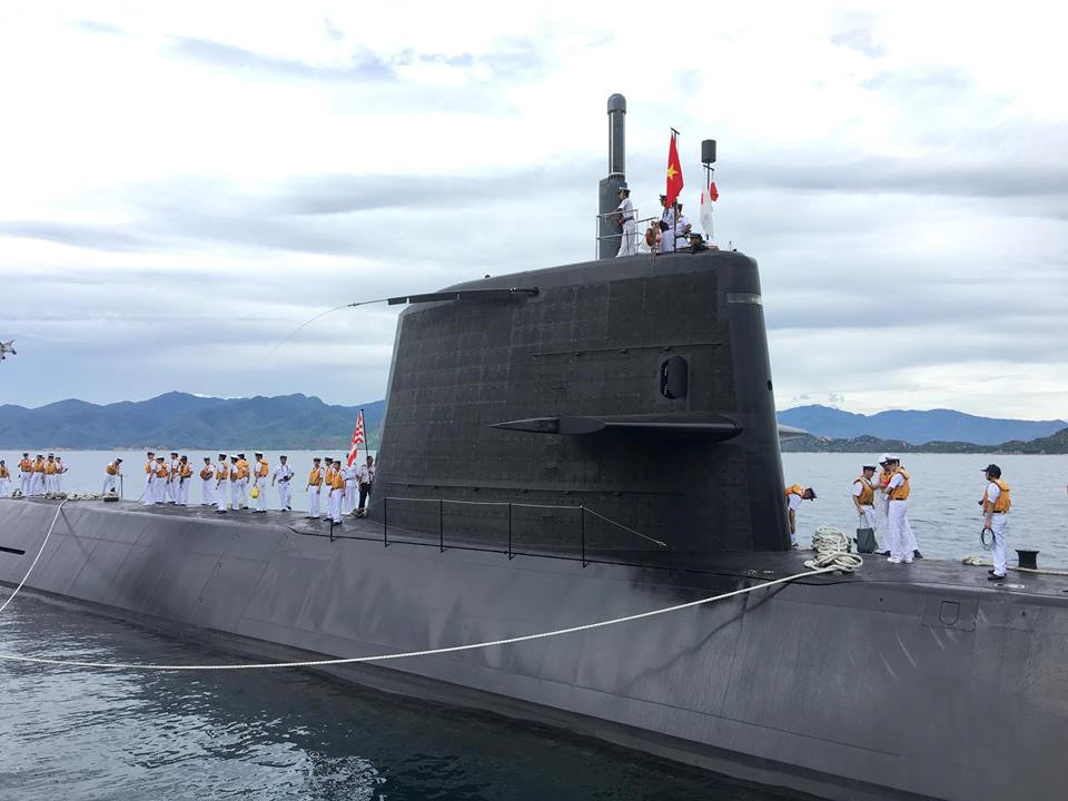 Được biết, tàu ngầm SS-596 Kuroshio thăm Cam Ranh lần này là một trong 11 tàu ngầm tấn công diesel-điện lớp Oyashio do Nhật Bản tự phát triển vào đầu thập niên 1990. Đây là một trong những tàu ngầm tấn công thông thường có lượng giãn nước lớn nhất thế giới hiện nay, lượng giãn nước khi lặn đạt 4.000 tấn. Nguồn ảnh: Khải An.