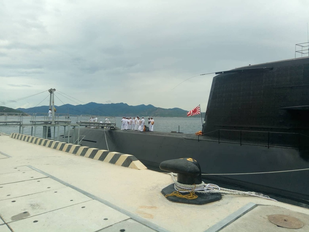 Trong thời gian thăm Cam Ranh, nhóm chỉ huy tàu ngầm huấn luyện Nhật Bản sẽ đến chào xã giao lãnh đạo tỉnh Khánh Hòa và Bộ Tư lệnh Vùng 4 Hải quân Việt Nam. Thủy thủ đoàn sẽ có các hoạt động giao lưu thể thao, trao đổi chuyên môn tại Vùng 4 Hải quân, tham quan thành phố Nha Trang, tỉnh Khánh Hòa. Nguồn ảnh: Khải An.