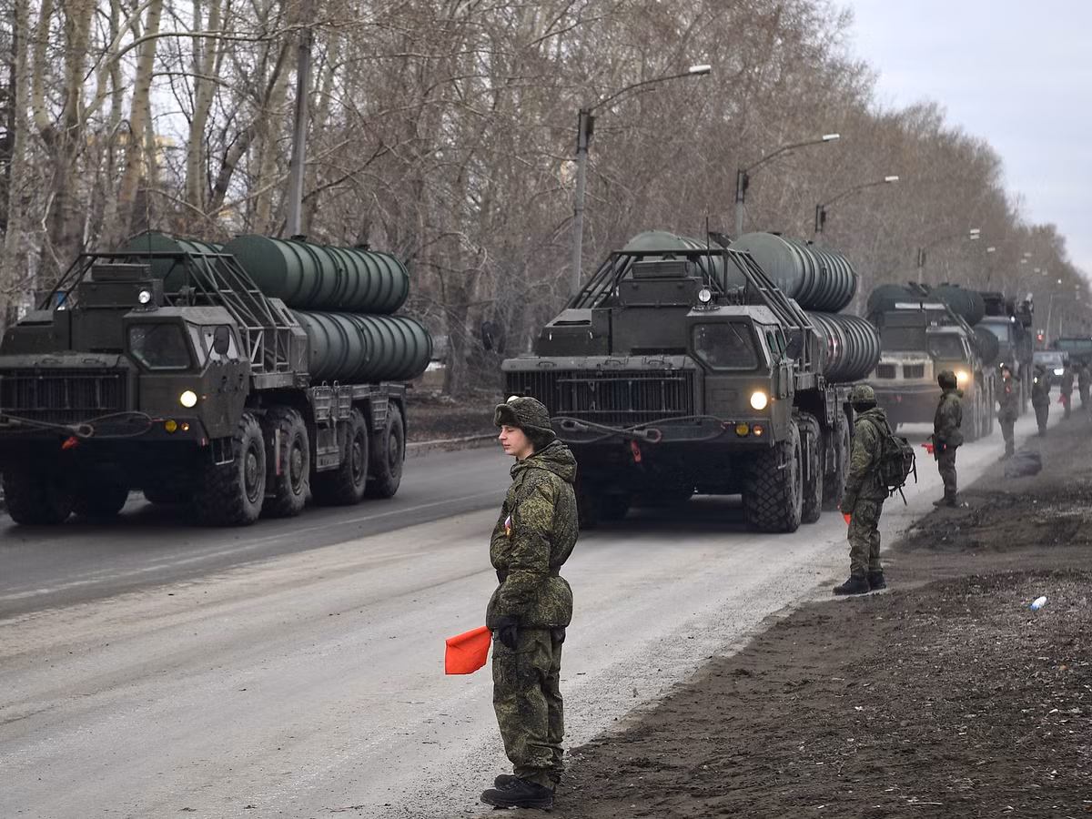 Ở thời điểm hiện tại, các căn cứ quân sự Nga ở Syria đang có sự hiện diện sẵn của các tổ hợp phòng không S-300 hoạt động song song với S-400 tạo thành một "bức tường" bảo vệ các căn cứ này, thế nhưng ở các khu vực trọng yếu khác của Syria như thủ đô Damascus thì S-300 hay S-400 gần như vắng bóng.