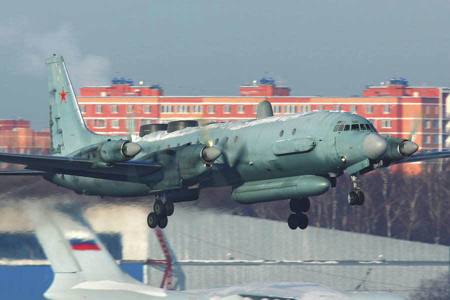 Theo nhận định trên, sau sự cố với máy bay trinh sát điện tử IL-20 của Nga ngoài khơi Syira hôm 17/9, Moscow đang xem xét tới khả năng hỗ trợ Syria nâng cấp lực lượng phòng không nhằm tranh lặp lại các trường hợp tương tự. Theo đó, vô hình chung sự cố 17/9 vừa rồi lại vô tình giúp Syria có được thứ họ muốn bấy lâu nay chính là tên lửa S-300. Nguồn ảnh: