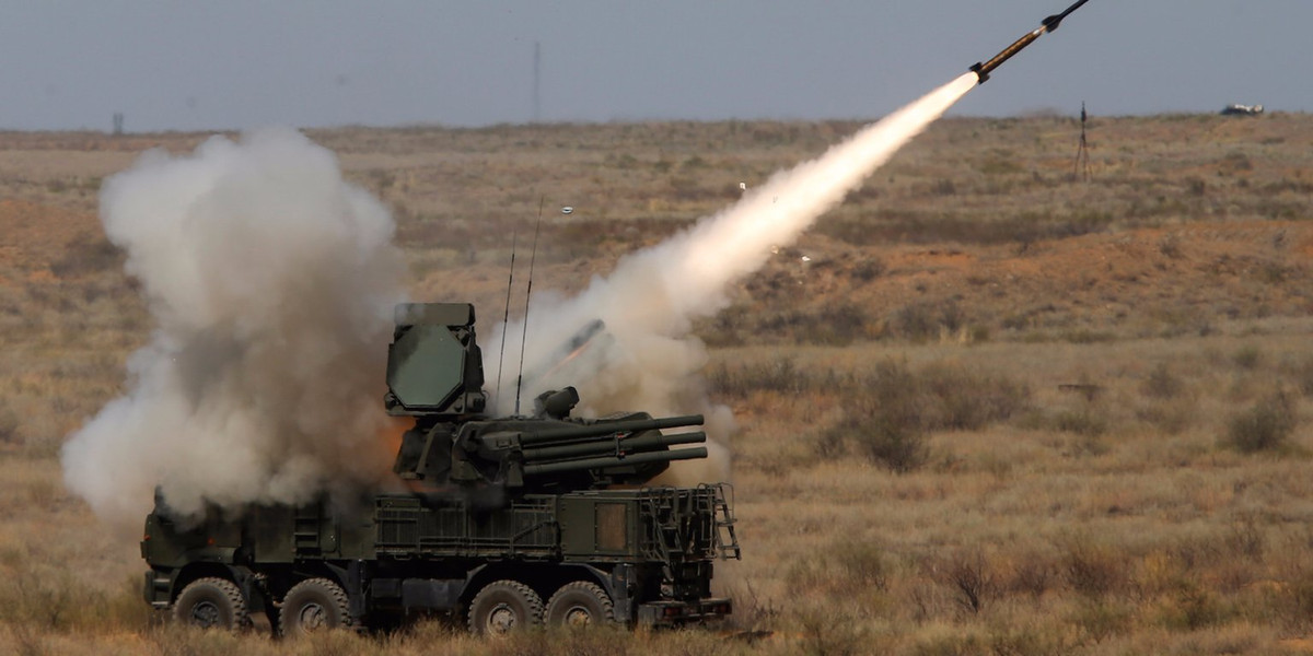 Thậm chí ngay từ đầu năm nay đã có một số nguồn tin quân sự cho rằng, Nga đã đào tạo cho Syria các đơn vị S-300 đầu tiên và thứ duy nhất họ còn thiếu chính là tên lửa. Đây có lẽ là đòn đánh chí mạng vào các kế hoạch quân sự của Israel tại Syria hay cả Mỹ trong thời gian sắp tới.