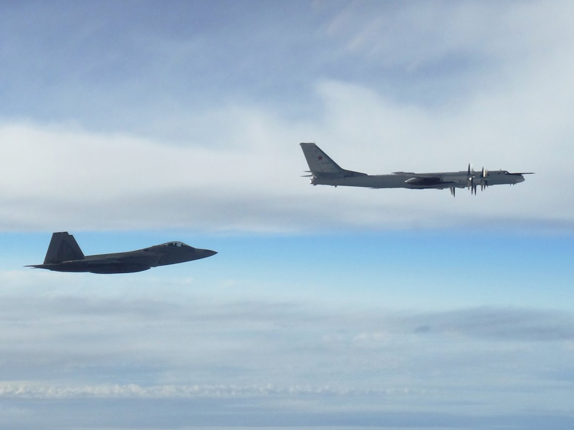 Căng thẳng Nga-Mỹ trên chiến trường Syria không chỉ ở chiến trường dưới mặt đất. Bức ảnh chụp lại chiến đấu cơ F-22 của Mỹ đang chặn Tu-95 của Nga ở gần Alaska ngày 11/9/2018.
