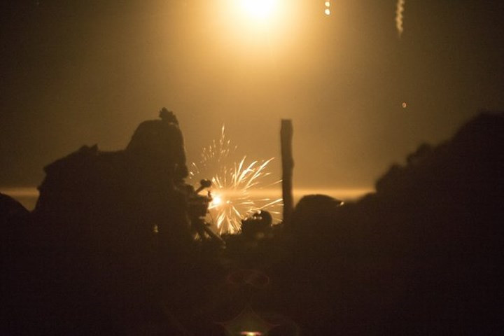 Hình ảnh súng máy M240B khai hỏa trong đêm. Quân đội Mỹ đáp trả Nga rằng: “Mỹ không tìm kiếm một cuộc chiến với Nga và Syria. Nhưng lực lượng Mỹ sẽ không ngần ngại có hành động tương xứng để tự vệ”.