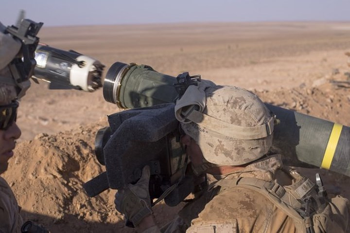Lực lượng Thủy quân lục chiến Mỹ phô diễn sức mạnh với tên lửa chống tăng vác vai FGM-148 Javelin trong cuộc diễn tập bắn đạn thật ở gần căn cứ At Tanf, Syria trong tháng 9 này.