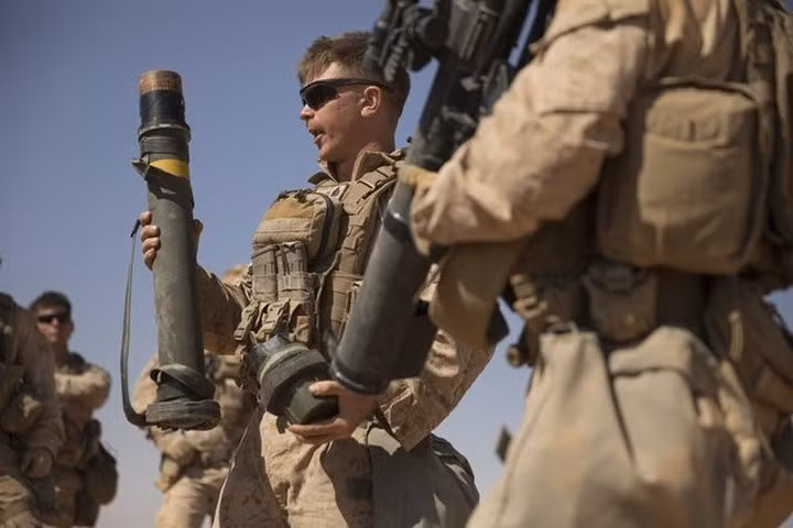 Thượng sĩ Dave Lawless hướng dẫn các đồng đội sử dụng súng chống tăng vác vai không giật Mk 153.