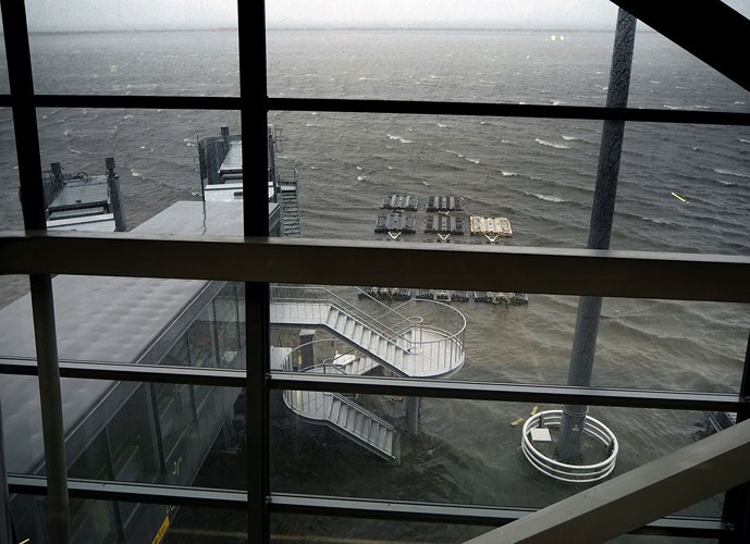 Sân bay quốc tế Kansan ở Izumisano, tỉnh Osaka chìm trong biển nước. Ảnh: AP