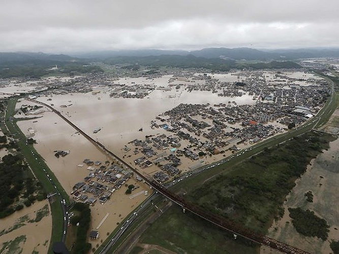 Quang cảnh vùng Kurashiki, tỉnh Okayama nhìn từ trên cao chìm trong biển nước. Ảnh: AFP