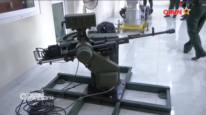 Về thiết kế cơ bản của tổ hợp vũ khí tự động do Viện Vũ khí phát triển, cho phép lắp các loại súng máy 12.7mm một nòng thông qua giá đỡ trung gian, trong khi đó việc điều khiển tầm, hướng và bắn của các loại súng này lại được thực hiện gián tiếp thông qua môt trạm điều khiển từ xa. Nguồn ảnh: QPVN.