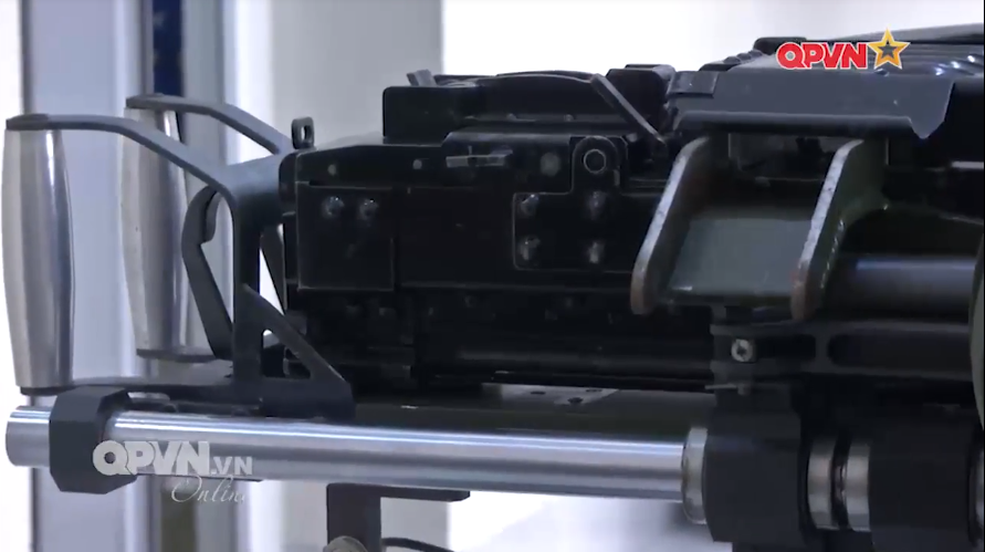 Một trong điểm nhấn khác của tổ hợp khí này là nó có khả năng lên đạn tự động, cho phép tổ hợp vận hành tự động hoàn toàn từ thao tác lên đạn, ngắm bắn bằng cò điện, đảm bảo an toàn tuyệt đối cho trắc thủ điều khiển trên trận địa. Nguồn ảnh: QPVN.