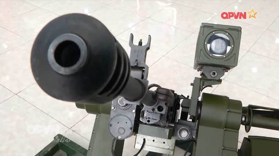 Trong tương lai, từ cơ sở nghiên cứu tổ hợp vũ khí tự động 12.7mm có thể phát triển thêm nhiều tính năng mới như tích hợp tổ hợp vũ khí này trên các phương tiện chiến đấu như trên tàu, trên xe, nâng cấp hoàn thiện phần mềm xử lý ảnh bắt bám mục tiêu bay di chuyển với tốc độ trên 250m/s. Nguồn ảnh: QPVN.