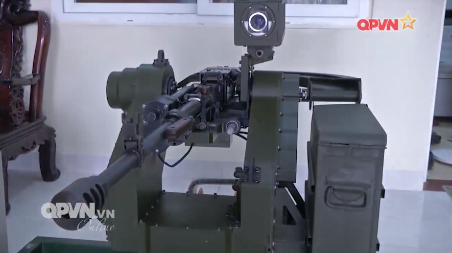 Thành phần chính của tổ hợp vũ khí trên bao gồm: một súng máy 12.7mm, một giá đỡ súng tích hợp sẵn modul điều khiển, một camera bắt bám và cuối cùng là phần mềm điều khiển hỏa lực. Bản thân phần mềm điều khiển hỏa lực và bộ xử lý dữ liệu thuật toán đóng vai trò then chốt quyết định khả năng chiến đấu của tổ hợp vũ khí này. Nguồn ảnh: QPVN.