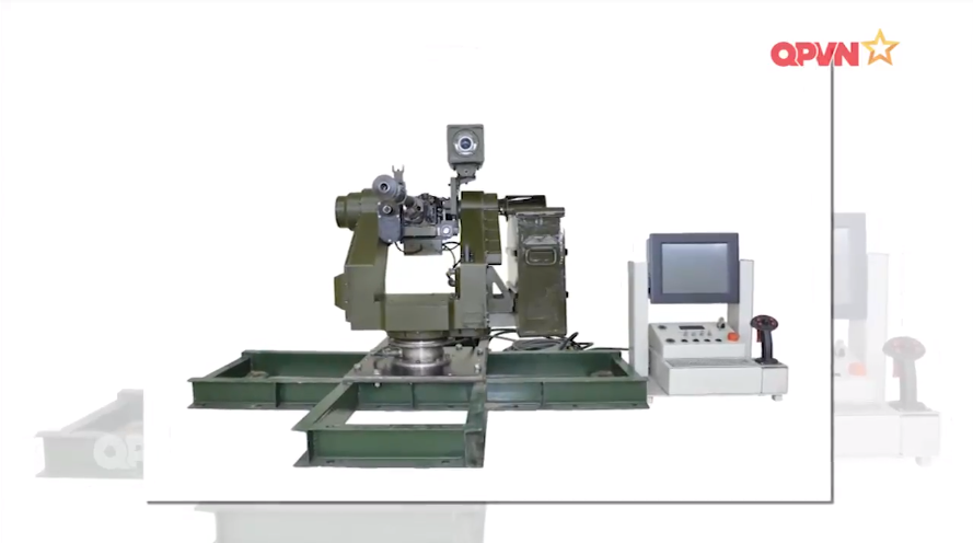 Theo đó, tổ hợp vũ khí tự động do Viện Vũ khí phát triển được thiết kế dành cho nhiệm vụ phòng không và cả chống bộ binh hay các phương tiện cơ giới. Nó có thể được triển khai trên nhiều loại địa hình khác nhau, kể cả nóc nhà cao tầng và mỗi tổ hợp này chỉ cần tới 1 đến 2 người để vận hành dựa trên thiết kế tổng thể của nó. Nguồn ảnh: QPVN.